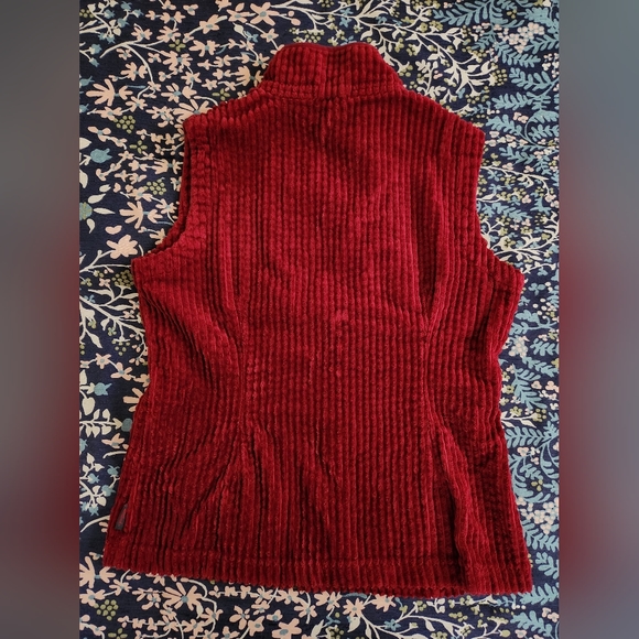 *Woolrich Women's Kinsdale Full Zip Corduroy Vest, Deep Ruby Medium - Picture 2 of 12
